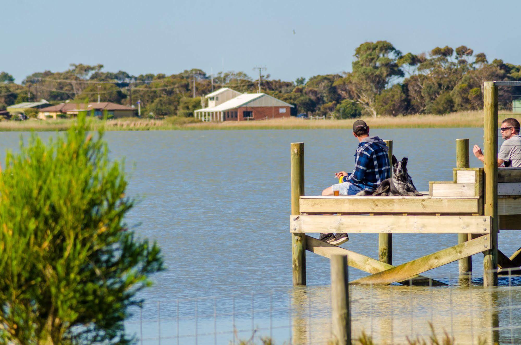 Lake Albert Caravan Park Hotel Meningie ภายนอก รูปภาพ