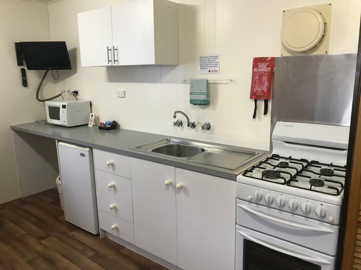 Lake Albert Caravan Park Hotel Meningie ภายนอก รูปภาพ